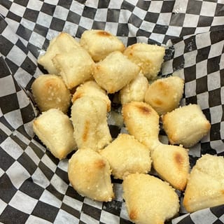 4 Pieces Garlic Knots